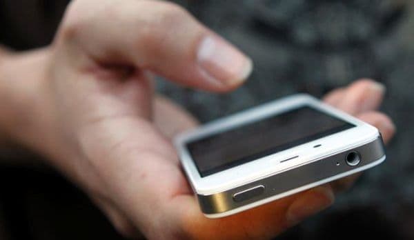 Un vlăjgan i-a smuls din mână telefonul unui bătrân de 70 de ani