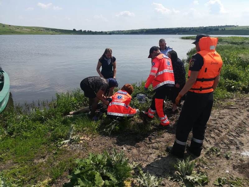 Descoperire șocantă! Femeie găsită înecată într-un iaz din comuna Mileanca - FOTO