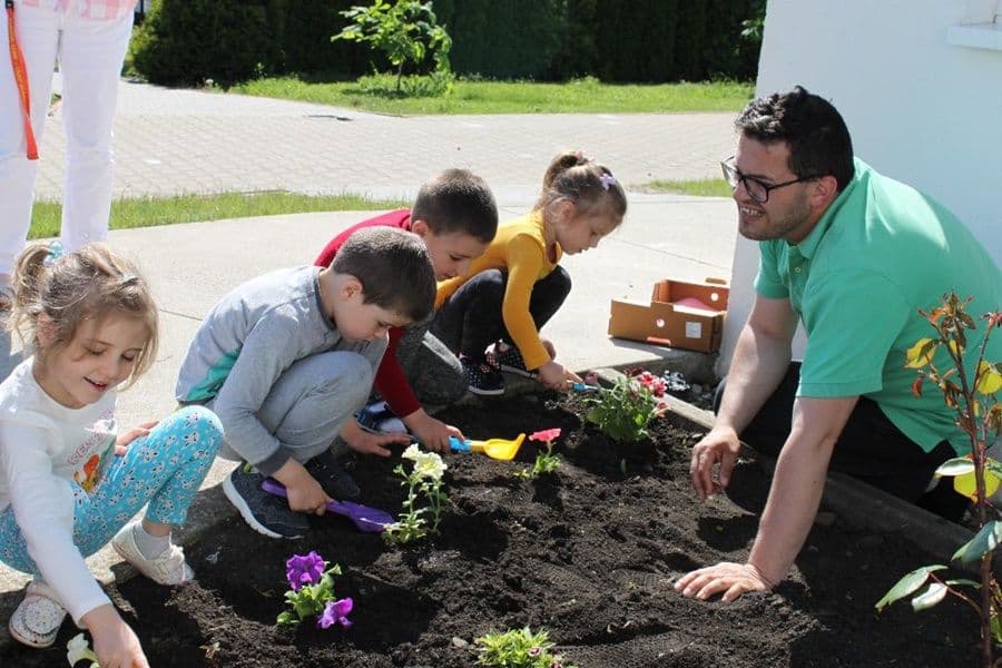 Grădinița Cornerstone Dorohoi: Florile – poezii ale pământului - FOTO