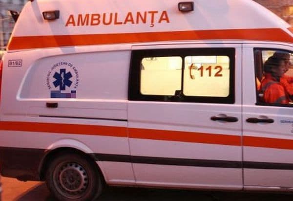 Motociclist rănit după ce un cablu de înaltă tensiune a căzut peste el