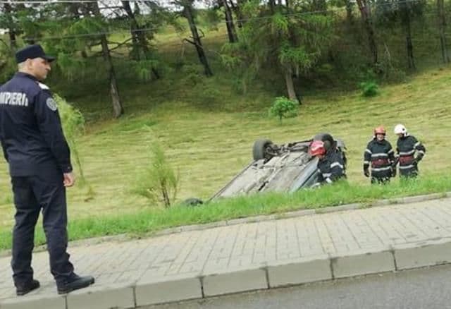 Accident rutier la ieșirea din Botoșani. Doi tineri au ajuns la spital! - FOTO