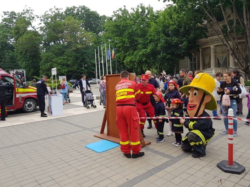 „1 Iunie în siguranță alături de pompierii botoșăneni!” – Activitate interactivă pentru copii - FOTO