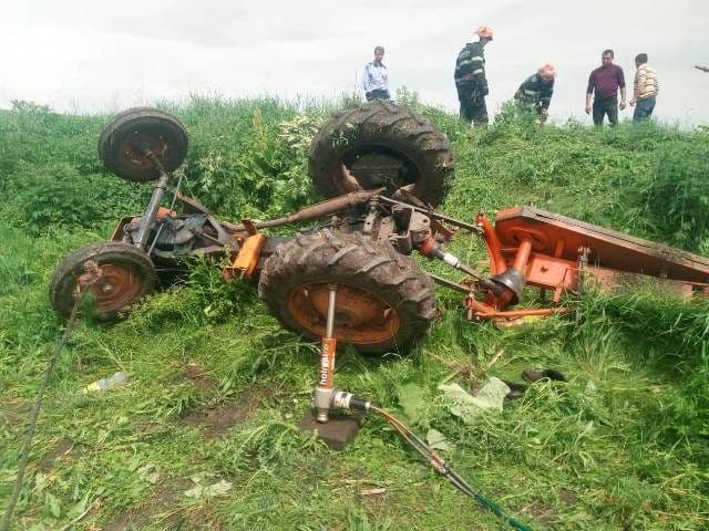 Tractor răsturnat la Viișoara! Șoferul a fost scos de pompieri și preluat de SMURD - FOTO