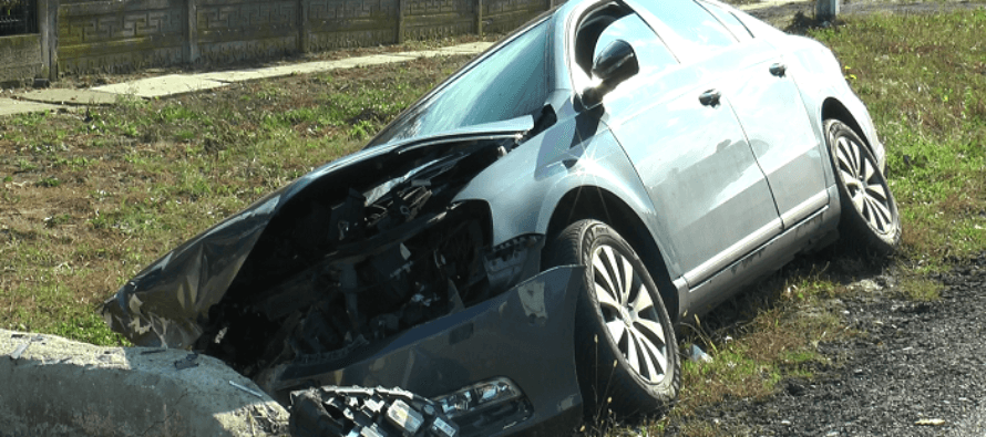 A băut, s-a urcat la volan şi a intrat cu maşina într-un cap de pod
