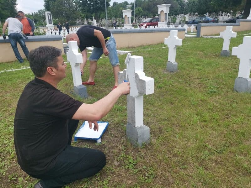 Voluntariat pentru eroi – Oficialitățile județului au participat la activități de înfrumusețare a Cimitirului Eroilor - FOTO
