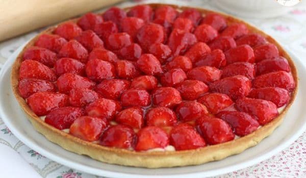 Tartă cu căpșuni și cremă de patisserie