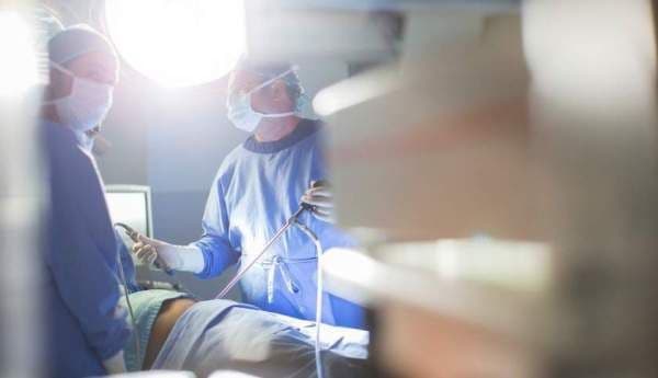 Medicii din Dorohoi, lăsați fără grai de un bărbat! Acesta și-a cusut testiculele, pe viu, cu ață dintr-o papiotă