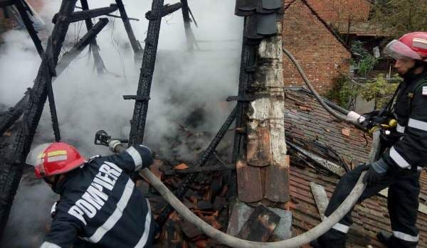 Păgubiți de foc! Două familii din Suharău și Guranda au rămas fără acoperiș deasupra capului