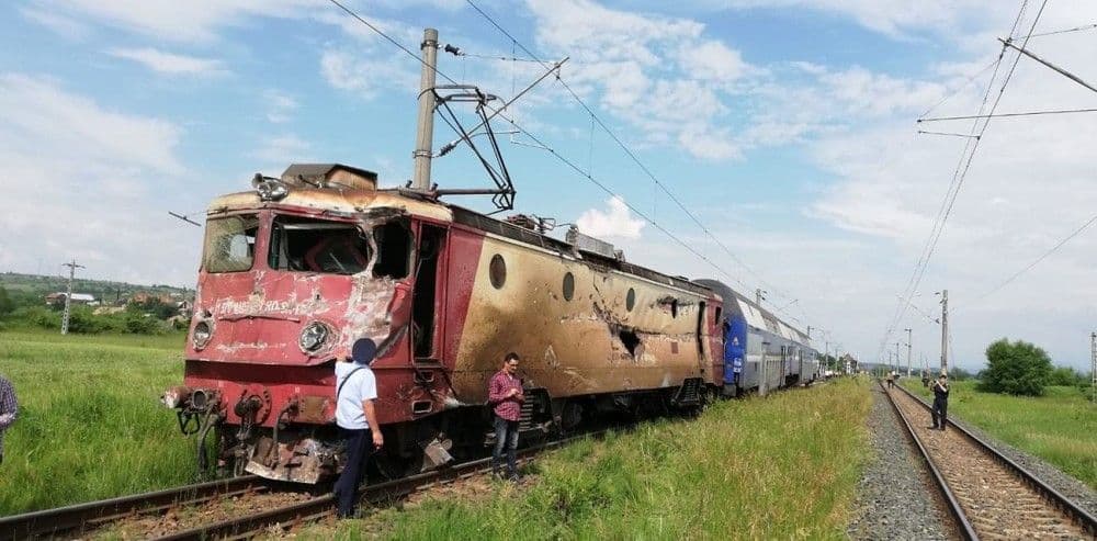 Un tren cu circa 60 de călători a deraiat după ce a lovit un camion - FOTO