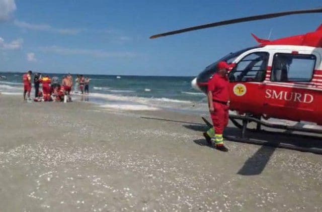 Imagini dramatice! Bărbat scos din mare, resuscitat și preluat de elicopterul SMURD
