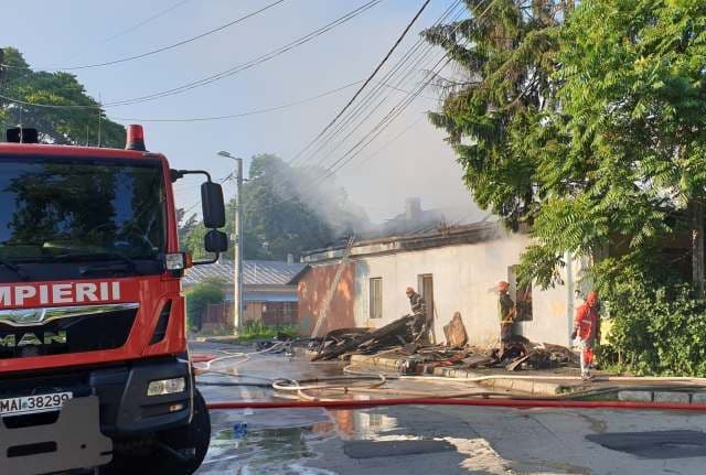 Casă cuprinsă de flăcări la Botoșani! Pompierii au intervenit cu patru echipaje - FOTO