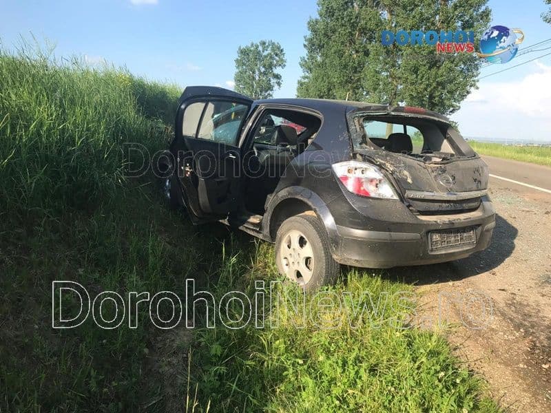 Accident! O mașină a acroșat un utilaj agricol și s-a izbit de un mal de pământ la intrare în Șendriceni - FOTO