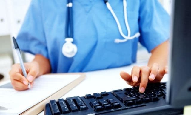 Medicii de familie validează noaptea actele. Sistemul informatic e în colaps total