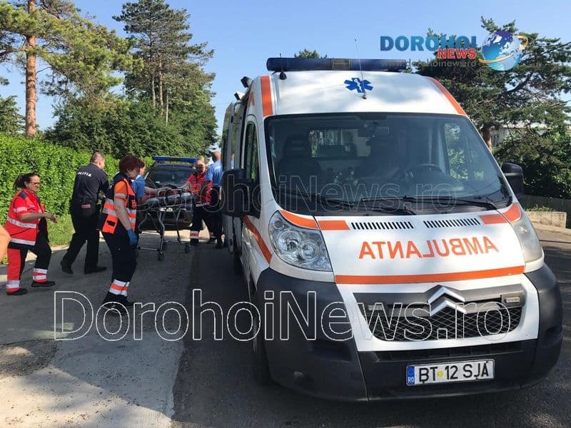 Femeie din Dorohoi salvată de jandarmi după ce poarta de la intrarea în curte a căzut peste ea - FOTO