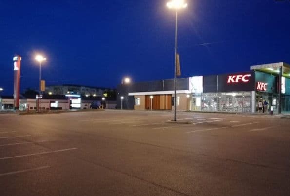 Clienții KFC vor putea comanda direct din mașină! Restaurantul din Botoșani și-a deschis linia „drive” 