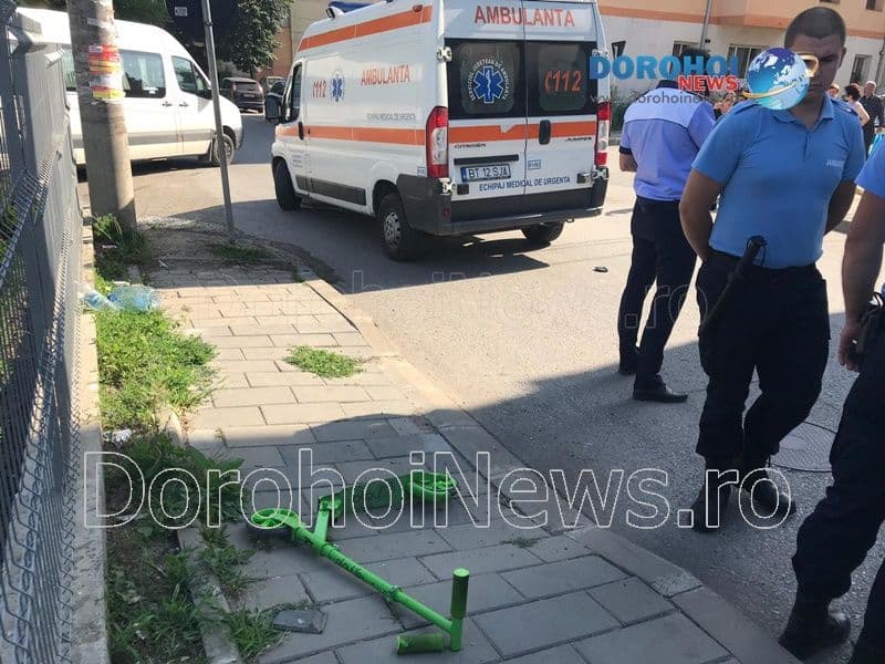 Accident la Dorohoi! Copil lovit de o mașină după ce a traversat strada pe trotinetă - FOTO