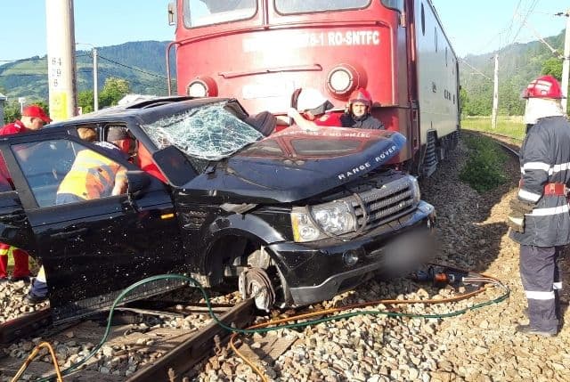 Accident feroviar! Mașina unui om de afaceri din Dorohoi lovită violent de un tren în județul Suceava