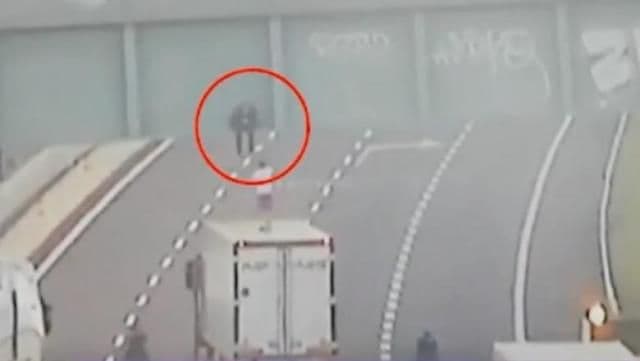 Un șofer de TIR din România a devenit erou în Italia. Cum a salvat un tânăr de la sinucidere