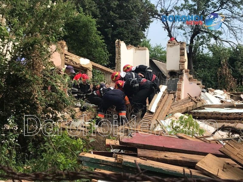 Scene de groază la Dorohoi! Doi tineri care demolau o casă au fost surprinși sub dărâmături - FOTO