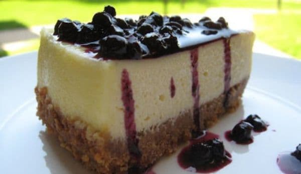 Cheesecake cu sos de afine