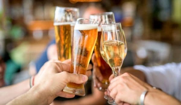 Un pahar de vin sau o halbă de bere, pe zi, te scapă de depresie