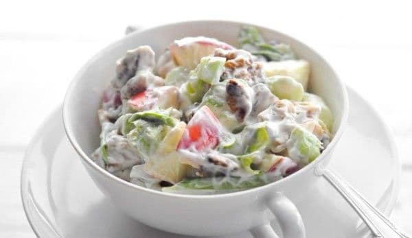 Salată cu mere waldorf