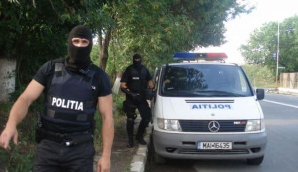 Șapte case din județul Botoșani scotocite de mascați. Țigări de contrabandă, bani, electronice și bijuterii confiscate