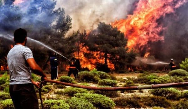 Avertisment pentru românii care pleacă în vacanță în Grecia. Risc ridicat de incendii din cauza caniculei și vântului! 