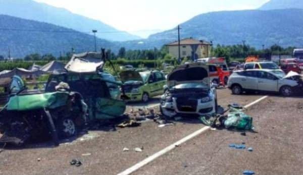 Accident grav cu 6 maşini şi 12 victime, provocat de o depăşire ratată a unui român, în Italia 