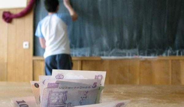 Măsură inedită în Educație: Guvernul vrea să-i plătească zilnic cu câte 10 lei pe elevii care nu chiulesc de la școală