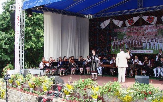 CRONICĂ DE SPECTATOR: Festivalul concurs internațional „Mugurelul”, ediția a XV-a - BUCURIA FOLCLORULUI, ÎN DIVERSITATE