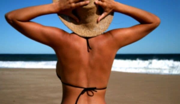 Ai stat prea mult la plajă? Cum vindeci arsurile solare cu puţin pepene galben şi lapte