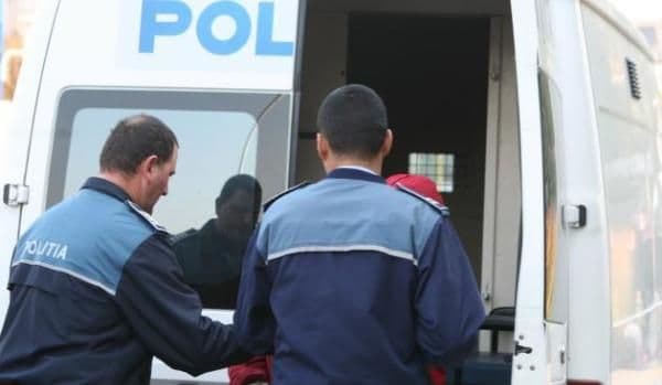Dorohoianul care a furat o mașină și s-a proprit cu ea într-o stație de tramvai, a fost reţinut 24 de ore