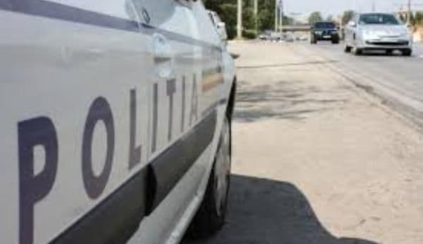 Un șofer băut a fost urmărit de poliție în Dorohoi. A oprit doar după ce a fost blocat de mașina poliției