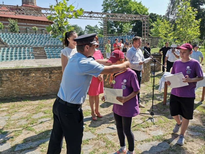 Zeci de elevi din județul Botoşani au devenit „mesagerii” pompierilor - FOTO