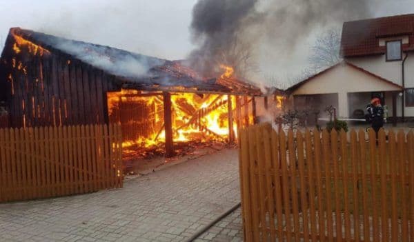 ATENȚIE! O pală de vânt vă poate arde gospodăria!