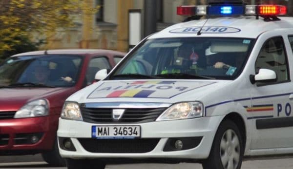 Șofer beat urmărit 5 km de poliție. Și-a abandonat mașina și a luat-o la fugă!