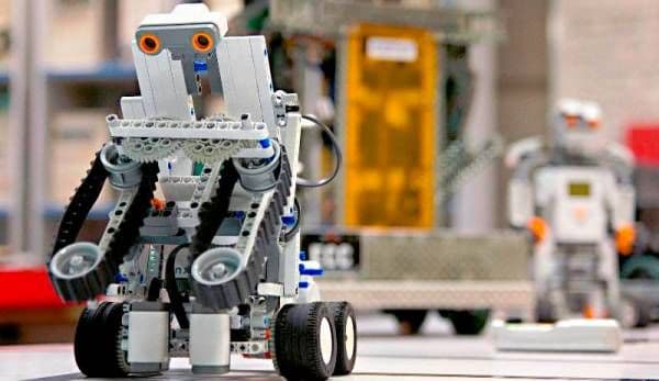 Liceul „Regina Maria” din Dorohoi se află printre cele patru unități de învățământ din județ care vor participa la un proiect de programare şi robotic