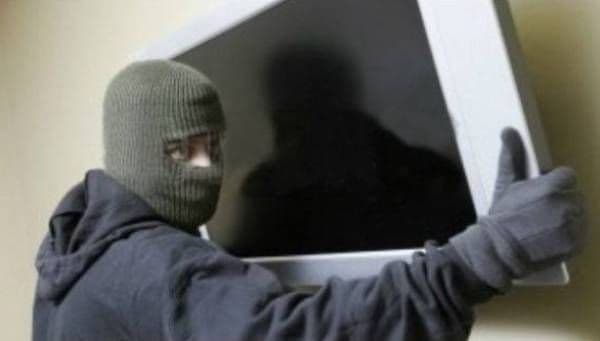 Tânăr din Dorohoi prins când încerca să fure un televizor. Vezi unde se ascundea „viteazul”