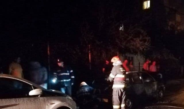 Mașină parcată pe o alee din Botoșani cuprinsă de flăcări