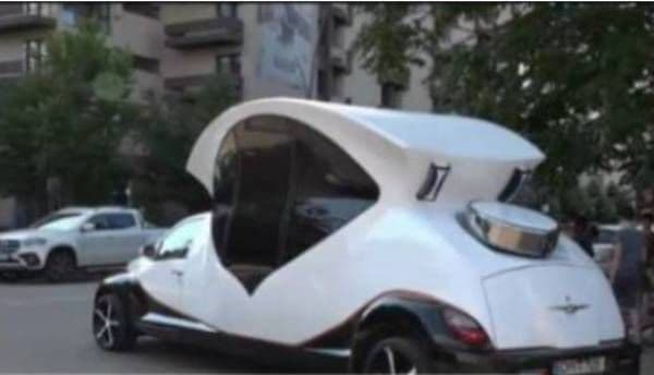 Mașina care face senzație pe străzile din Botoșani