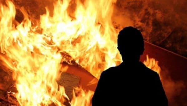 Piromanul care a incendiat patru mașini în Botoșani a fost prins