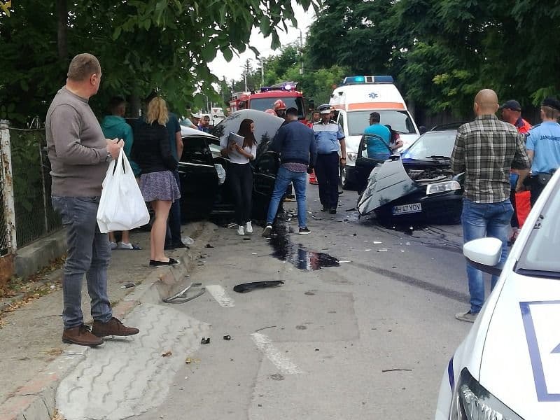 Accident grav la ieșirea din Botoșani spre Răchiți. Două persoane au ajuns la spital  - FOTO