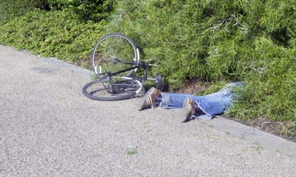 Și-a făcut-o cu mâna lui. De beat ce era, a căzut de pe bicicletă provocându-şi vătămări corporale