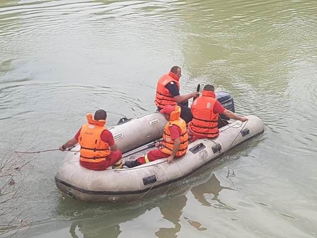 Pescar căutat de pompierii dorohoieni după ce acesta a căzut în Prut - FOTO