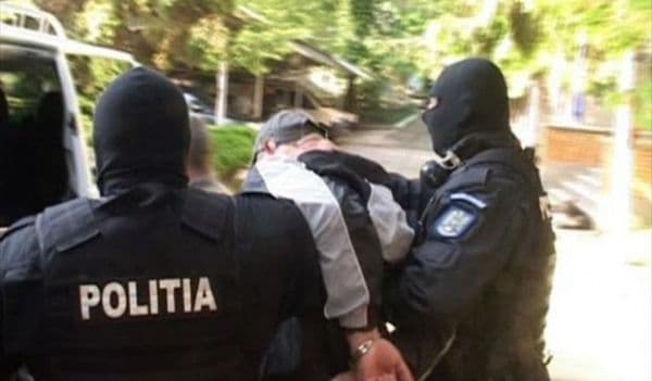Percheziții cu mascați la două persoane bănuite că au intrat în casa unor bătrâni din Botoșani și i-au lăsat fără bani