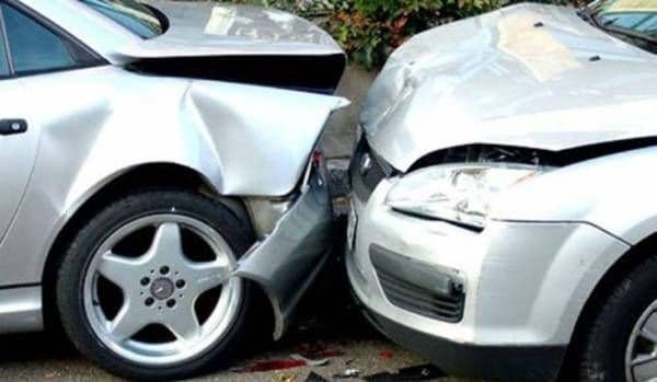 Accident în Darabani. Un șofer băut a pierdut controlul volanului şi s-a tamponat cu o maşină condusă regulamentar
