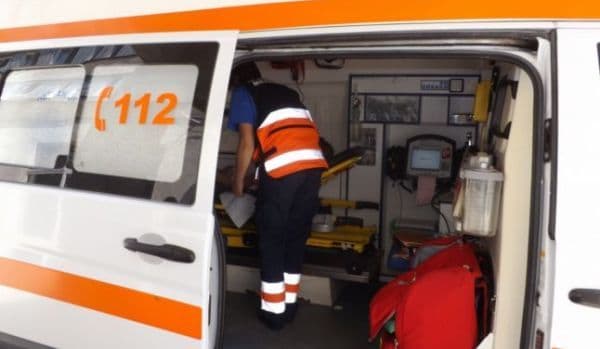 Un tânăr de 22 de ani a ajuns la spital după ce a pierdut controlul ATV-ului şi s-a izbit de un gard