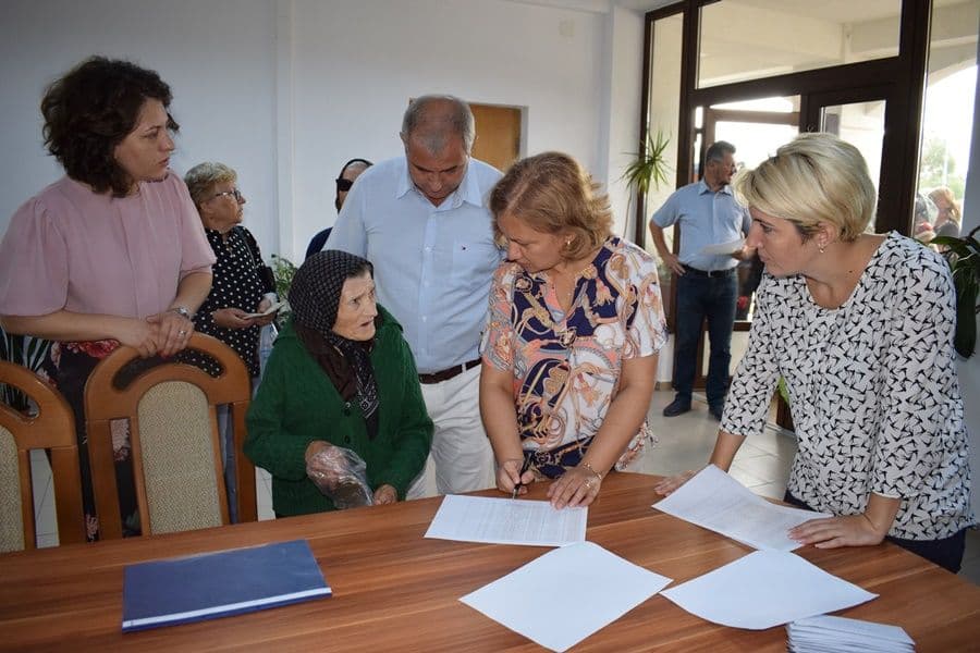 Zeci de botoşăneni au primit ajutoare de urgenţă - FOTO