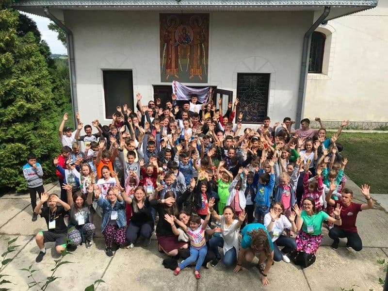 Bucuria jocului și buna dispoziție au cuprins, din nou, curtea bisericii din Ibănești - FOTO